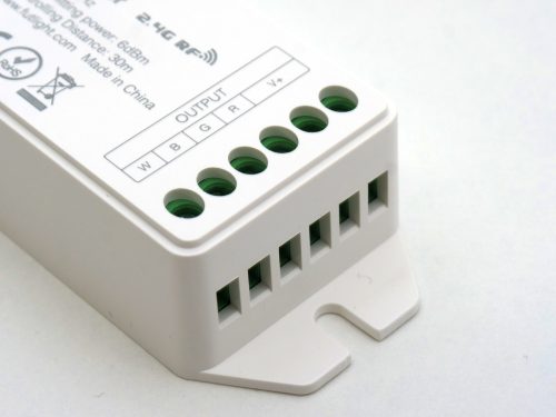 Rádiófrekvenciás vezérlő RGB és RGBW LED szalagokhoz FUT037S+